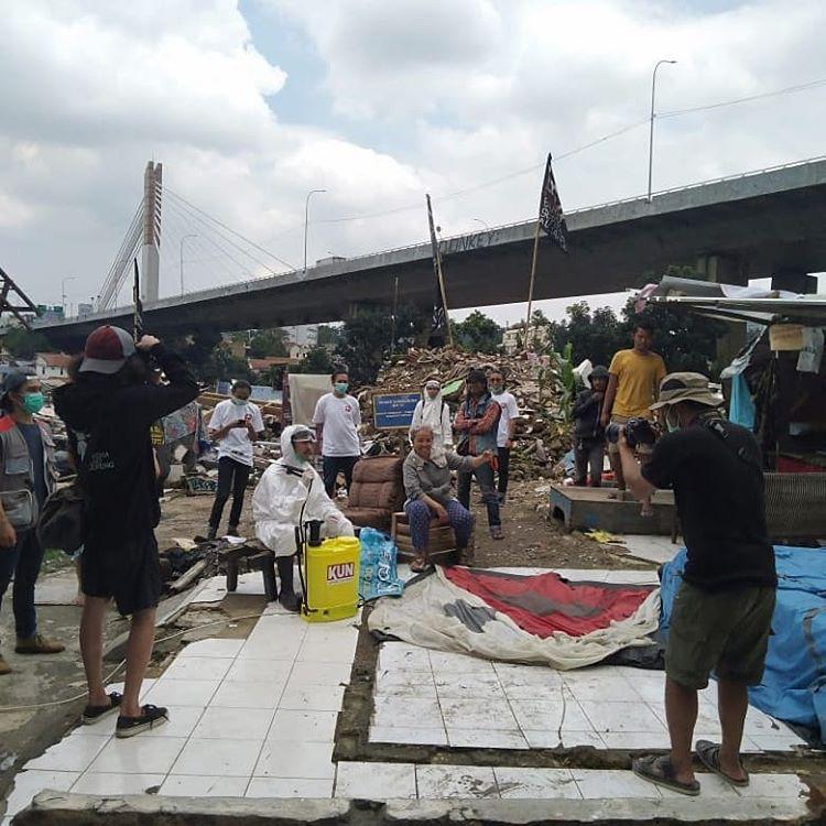 (27/3) Saat penyuluhan virus Corona dan pembuatan disinfektan oleh solidaritas atau beberapa yang peduli dengan kondisi RW 11 Tamansari - Bandung yang hingga hari ini masih mengungsi di Masjid akibat rumahnya di gusur Pemkot.